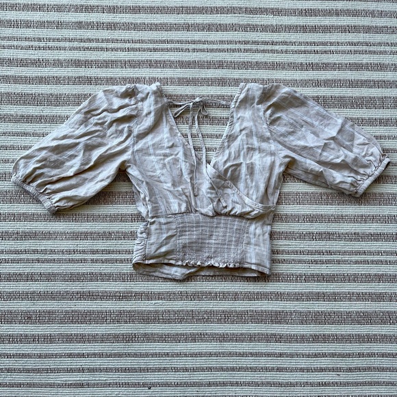 A&F women’s puff sleeve wrap-front blouse - Picture 3 of 4